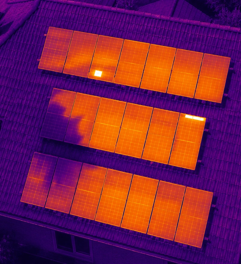Termowizyjne zdjęcie paneli fotowoltaicznych na dachu